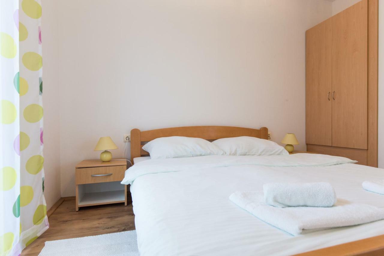 Apartments Karen Krk Town Extérieur photo