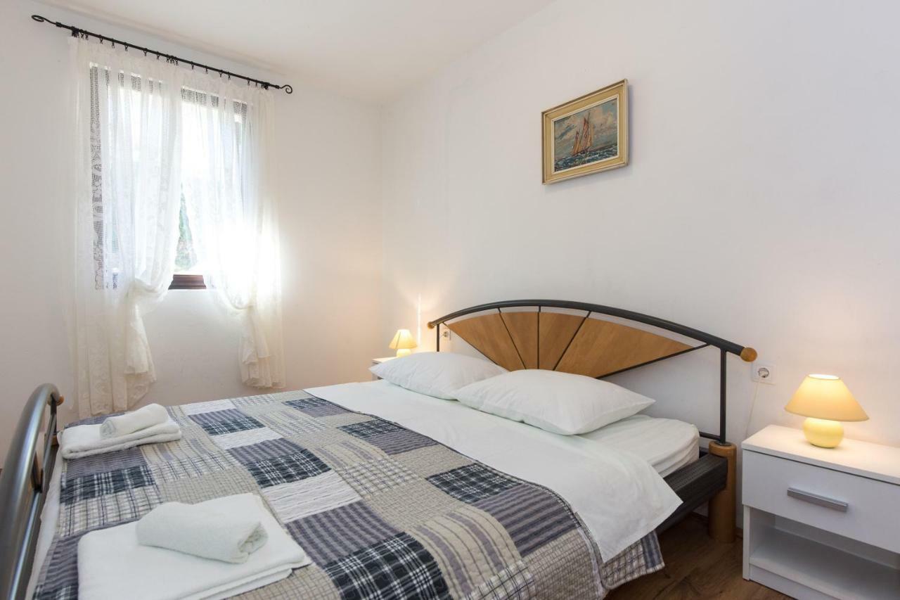 Apartments Karen Krk Town Extérieur photo
