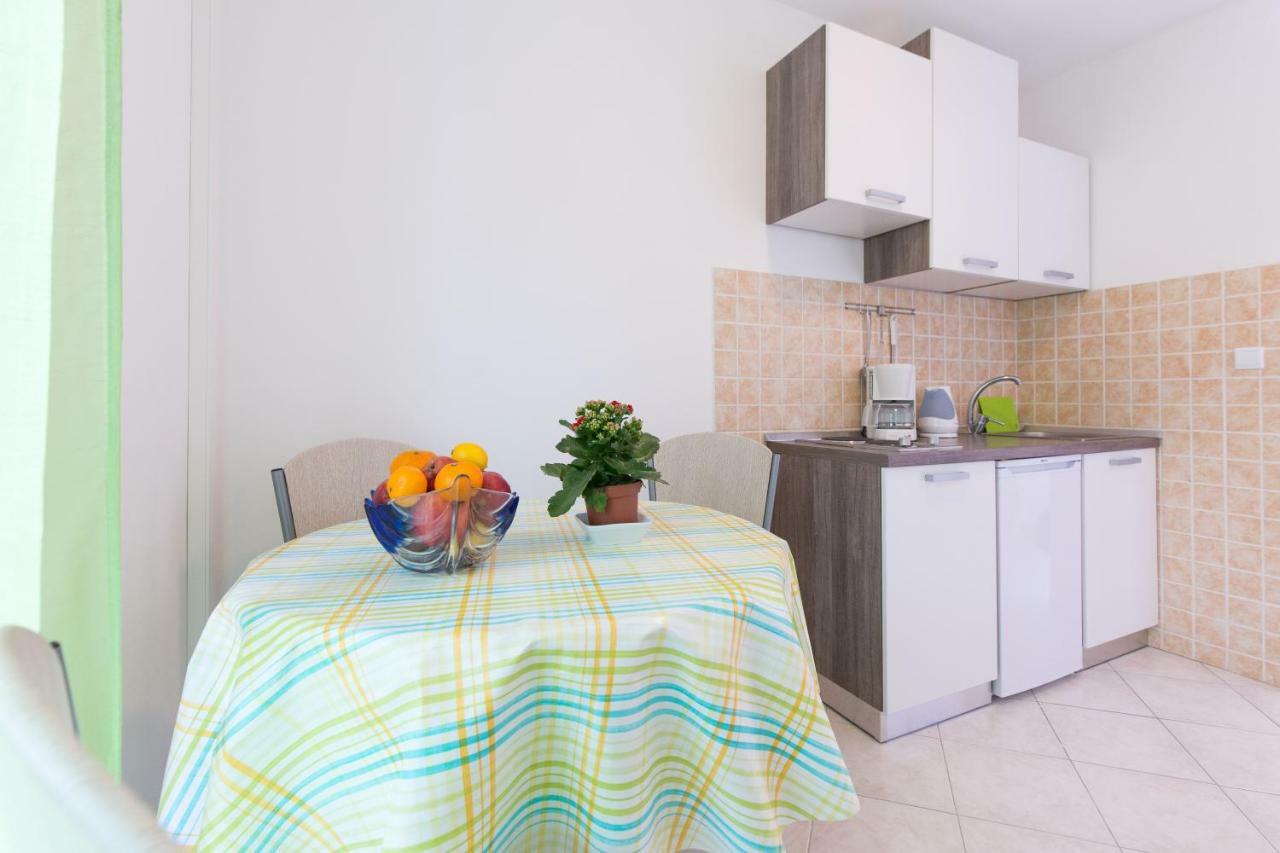 Apartments Karen Krk Town Extérieur photo