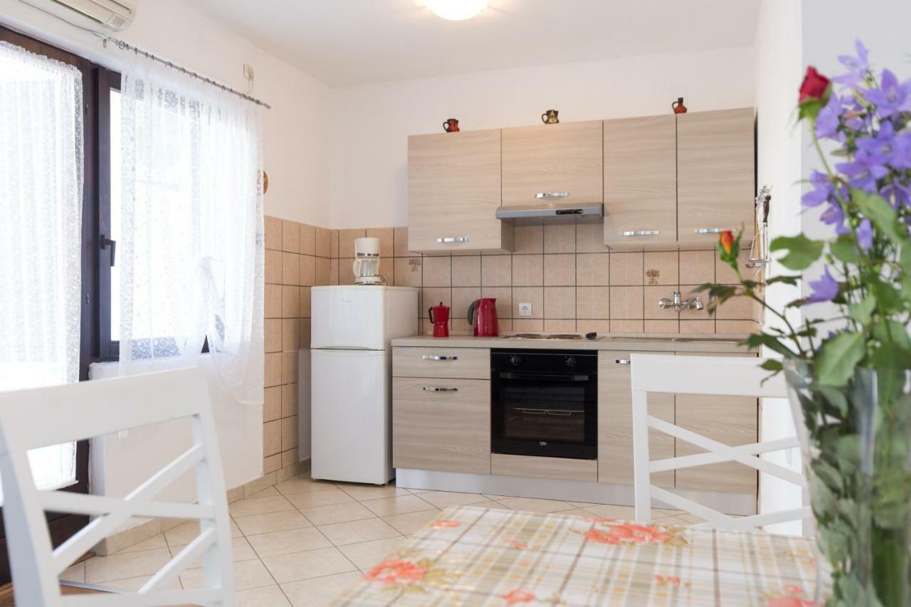Apartments Karen Krk Town Extérieur photo