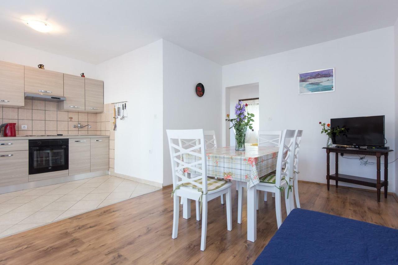 Apartments Karen Krk Town Extérieur photo