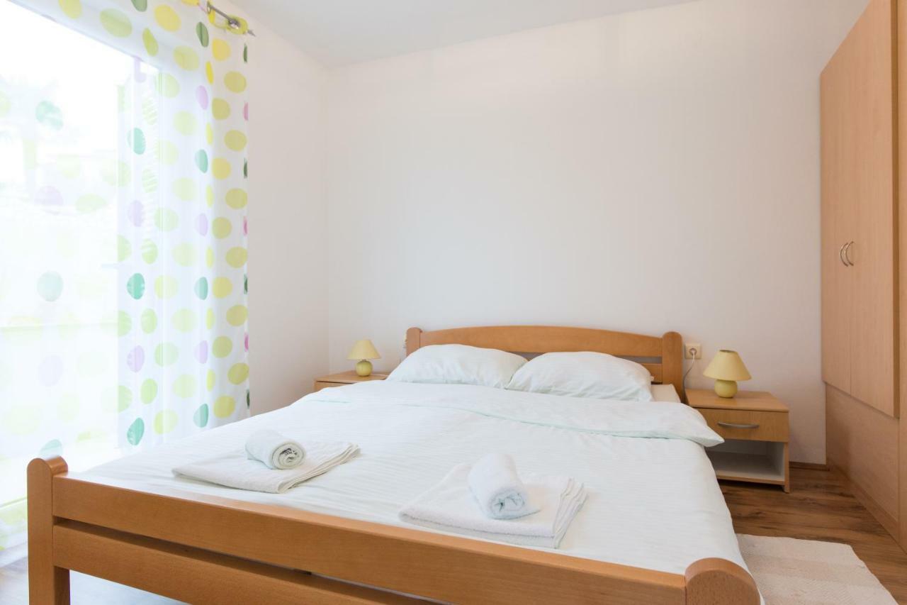 Apartments Karen Krk Town Extérieur photo
