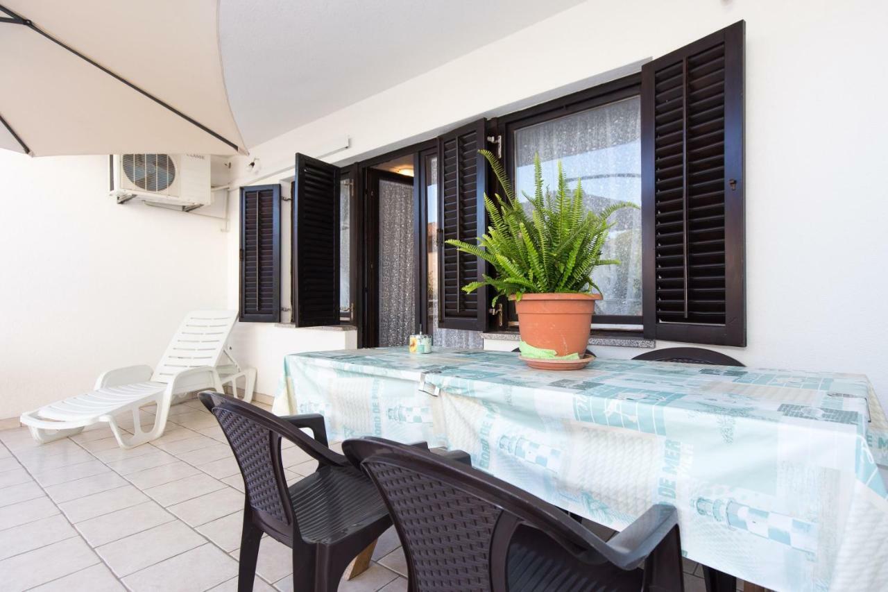 Apartments Karen Krk Town Extérieur photo