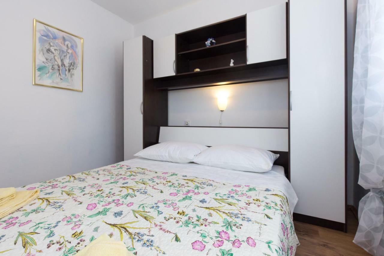 Apartments Karen Krk Town Extérieur photo
