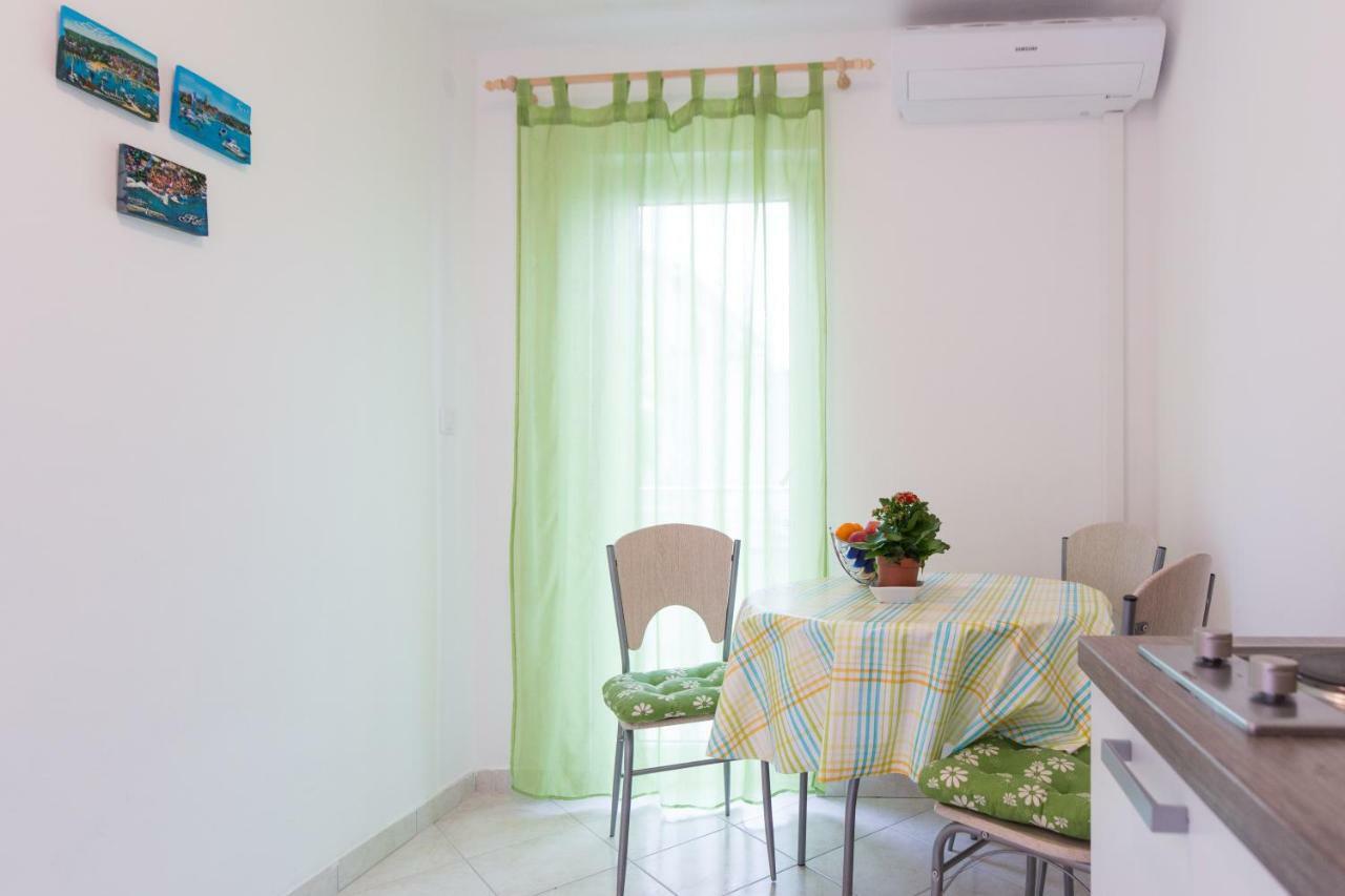 Apartments Karen Krk Town Extérieur photo